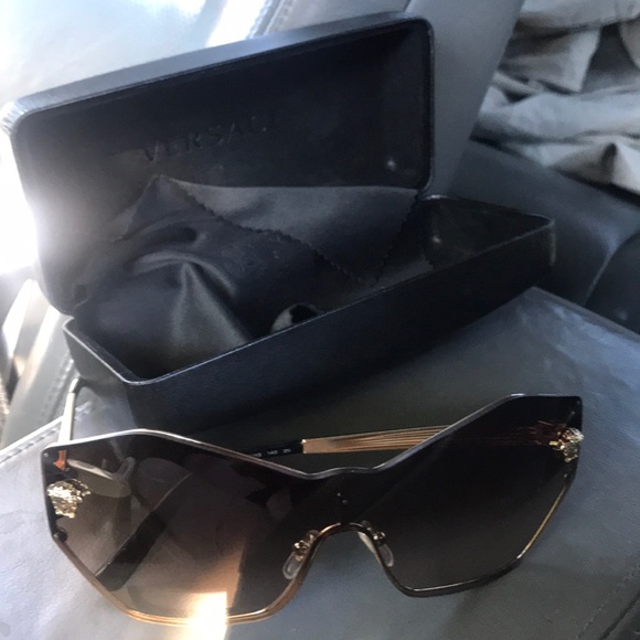 Versace - Picture 4 of 4